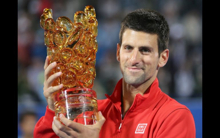 El serbio Novak Djokovic, número dos del mundo, consigue su tercer título consecutivo en el torneo de exhibición de tenis de Abu Dabi. EFE /