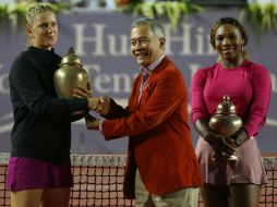 Victoria Azarenka (i) derrota a Serena Williams en una exhibición en Hua Hin, Tailandia. AFP /