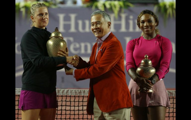 Victoria Azarenka (i) derrota a Serena Williams en una exhibición en Hua Hin, Tailandia. AFP /