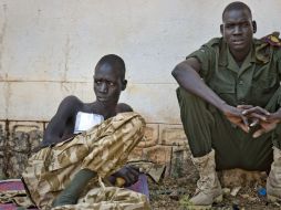 Un par de soldados sudaneses sentados afuera del hospital militar de Juba. ARCHIVO /