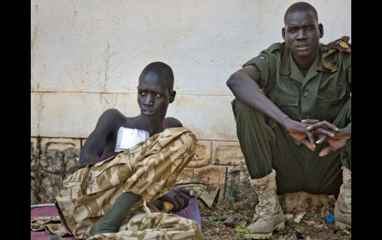 Un par de soldados sudaneses sentados afuera del hospital militar de Juba. ARCHIVO /