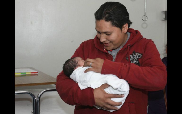 Los padres y madres -por consanguinidad o adopción- que trabajen para el Gobierno del DF podrán beneficiarse de la licencia. ARCHIVO /