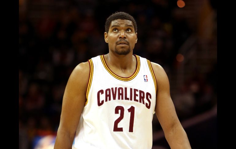 Bynum firmó un contrato por dos años y 24 millones de dólares con Cleveland previo al arranque de la temporada de la NBA. AFP /