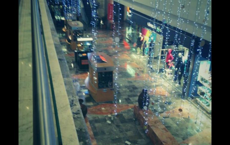 Vista de un pasillo de la plaza luego de que las personas se refugiaran en diversas tiendas. TOMADA DE @andreamvo  /