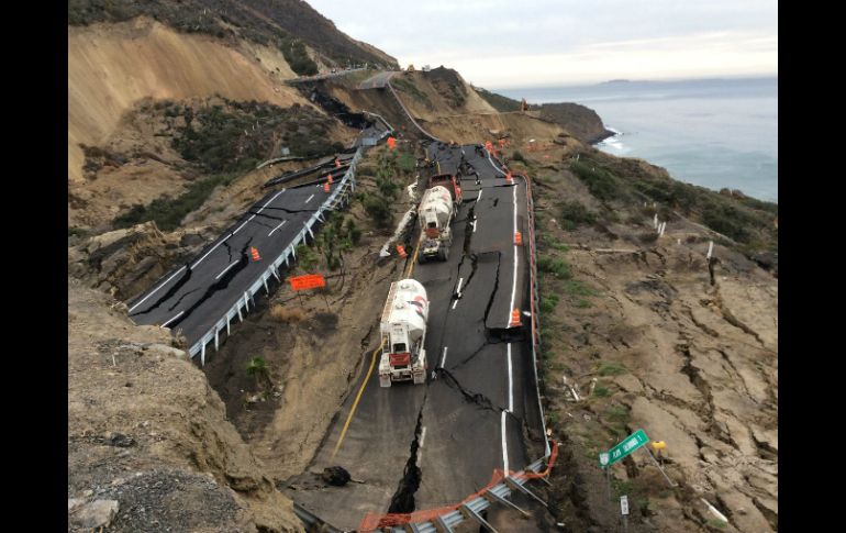 Vista del hundimiento de un tramo de la carretera escénica Ensenada-Tijuana. EFE /