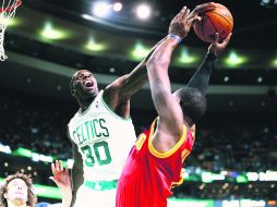 Brandon Bass baja a Dion Waiters, para evitar que Cleveland se acercara en el marcador. AFP /