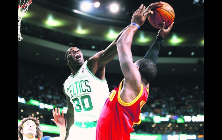 Brandon Bass baja a Dion Waiters, para evitar que Cleveland se acercara en el marcador. AFP /