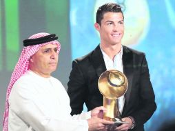 El astro luso recibió ayer el premio al “Mejor Jugador del Año” de la organización Globe Soccer. AFP /