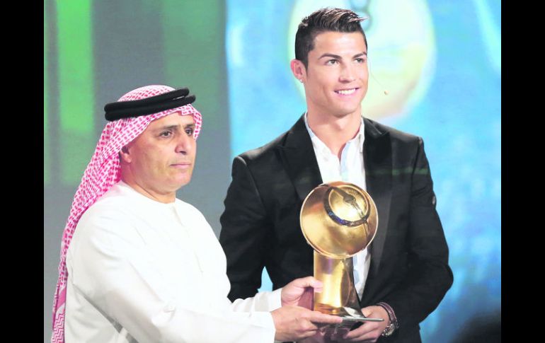 El astro luso recibió ayer el premio al “Mejor Jugador del Año” de la organización Globe Soccer. AFP /