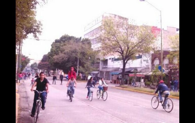 los adultos recorrieron la vía con sus bicicletas habituales.  /