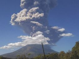 La erupción produce emanaciones de ceniza y gases que formaron una gran nube que alcanzó entre cinco y 10 kilómetros de altura. AFP /