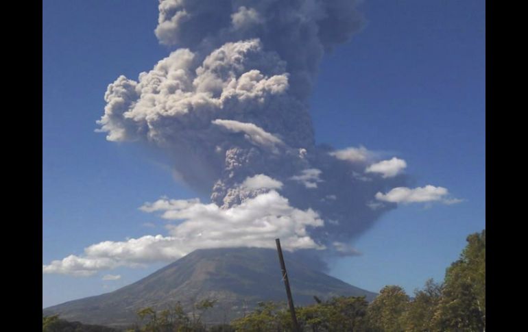 La erupción produce emanaciones de ceniza y gases que formaron una gran nube que alcanzó entre cinco y 10 kilómetros de altura. AFP /