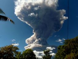 El volcán Chaparrastique presentó una erupción que hizo que se activara una alerta naranja en sus cercanías. AFP /