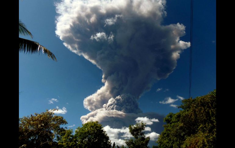 El volcán Chaparrastique presentó una erupción que hizo que se activara una alerta naranja en sus cercanías. AFP /