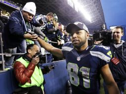 Golden Tate (81) es felicitado por los aficionados de los Halcones Marinos tras la victoria.  /