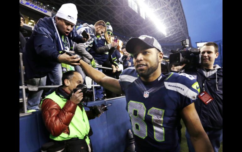 Golden Tate (81) es felicitado por los aficionados de los Halcones Marinos tras la victoria.  /