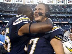 Antonio Gates y Philip Rivers celebran el pase de San Diego a la postemporada. AP /