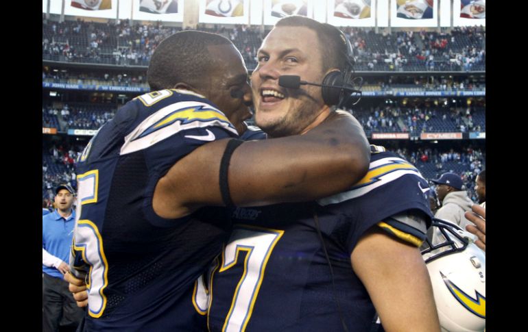 Antonio Gates y Philip Rivers celebran el pase de San Diego a la postemporada. AP /