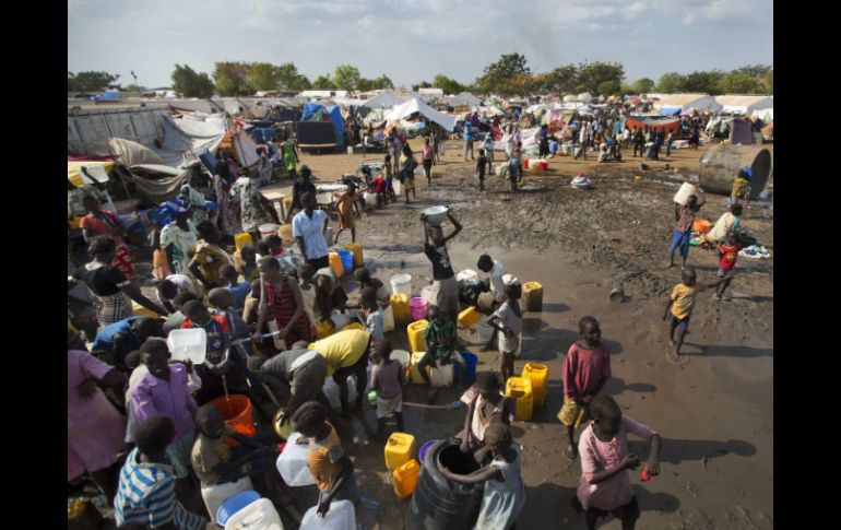 La ONU estima que el número de personas que han buscado refugio en sus bases en el país aumentó a 75 mil. AP /