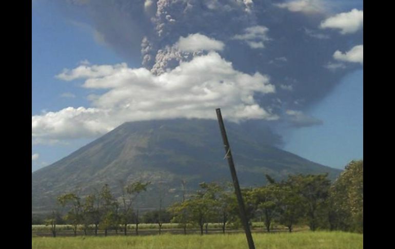 El gobierno salvadoreño señala que la erupción del Chaparrastique no ha causado víctimas ni daños de consideración. EFE /