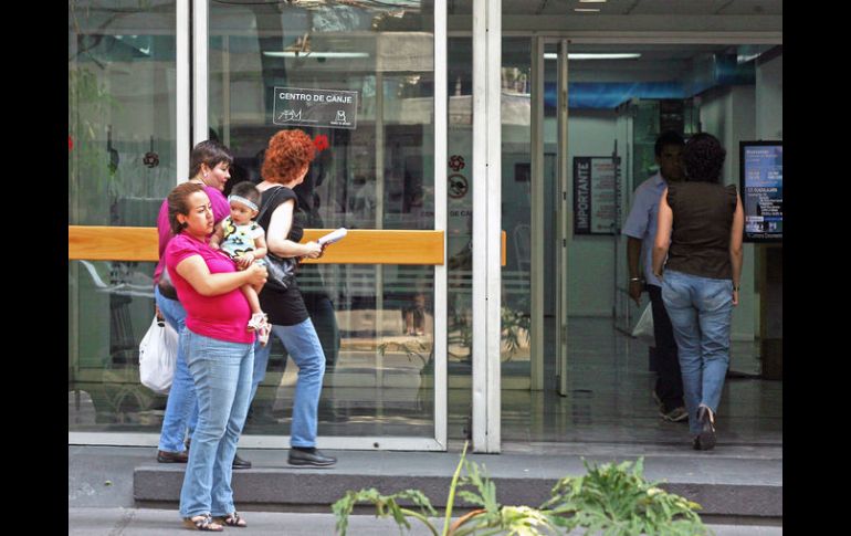 El académico Dante Haro, señala que es necesario legislar para obligar a que los banqueros a invertir en vigilancia en las sucursales.  /