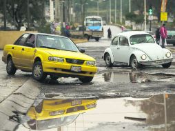 La principal avería urbana luego de tres días de chubascos intermitentes ha sido la destrucción del pavimento en numerosas vías.  /