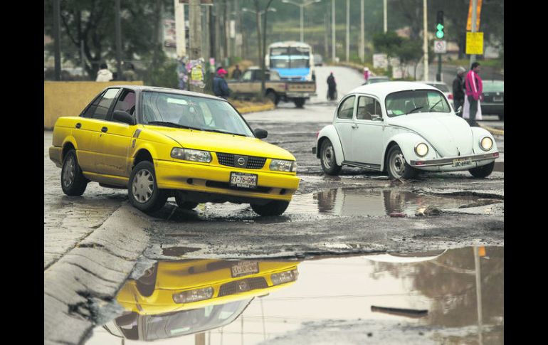 La principal avería urbana luego de tres días de chubascos intermitentes ha sido la destrucción del pavimento en numerosas vías.  /