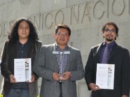 Al centro, el estudiante de doctorado Víctor Gatica Acevedo y los alumnos de ingeniería y maestría del Instituto Politécnico Nacional. EFE /