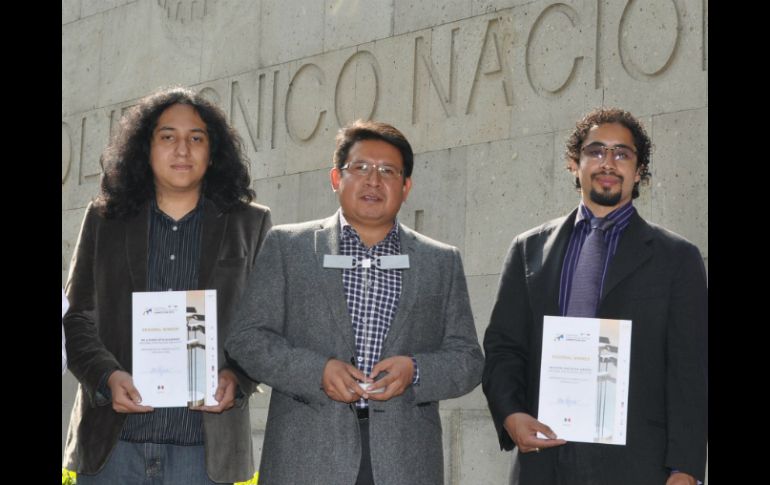 Al centro, el estudiante de doctorado Víctor Gatica Acevedo y los alumnos de ingeniería y maestría del Instituto Politécnico Nacional. EFE /