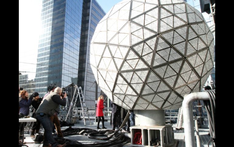 Esta es es el gran ornamento que decorará la fiesta para recibir el 2014. AP /