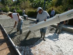 Varios hombres trabajan en la repavimentación de la zona. ARCHIVO /