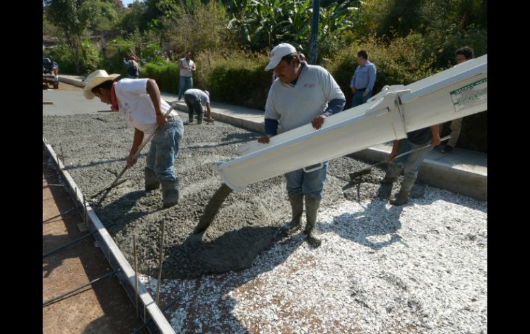 Varios hombres trabajan en la repavimentación de la zona. ARCHIVO /