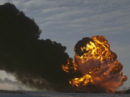 Más de 10 vagones cargados con petróleo se incendian en un pequeño poblado de Dakota del Norte. AP /