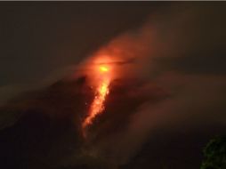 Durante la noche de este lunes, el volcán escupió lava en nueve ocasiones. AFP /