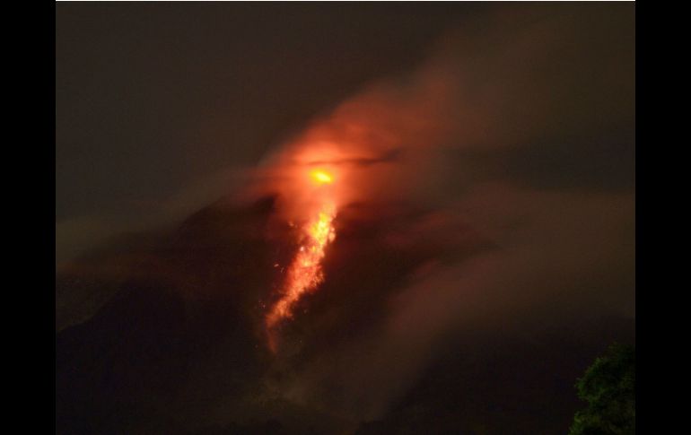 Durante la noche de este lunes, el volcán escupió lava en nueve ocasiones. AFP /