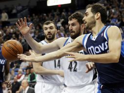 Jose Calderon de Mavericks (d) pierde el pase ante Kevin Love (c) de Timberwolves, durante el partido. AP /