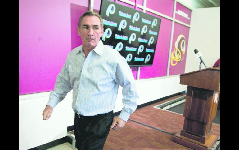 Caminos separados. Mike Shanahan se retira del estrado, luego de leer un comunicado tras ser despedido por los Pieles Rojas. AP /