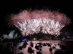 El espectáculo de fuegos artificiales de Año Nuevo ilumina la Ópera de Sídney (Australia) el 1 de enero de 2014 (hora local). EFE /