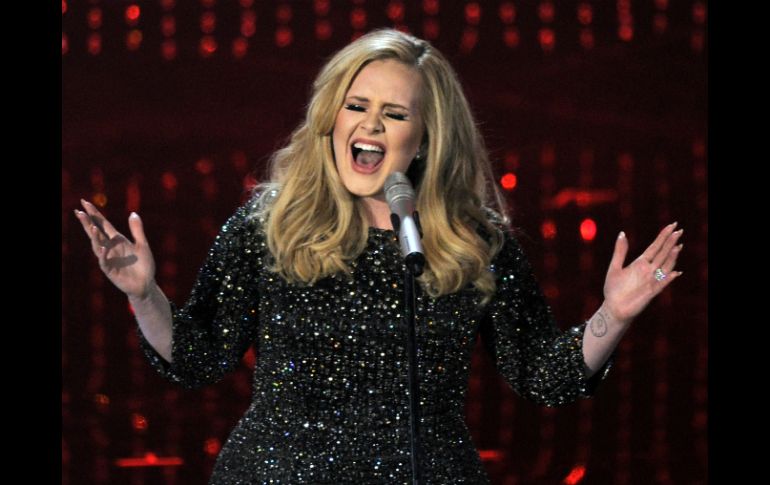 Adele es una de las cantantes que no ha fijado fecha para el lanzamiento de su nuevo material discográfico. ARCHIVO /