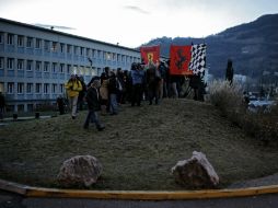 Una multitud de medios de comunicación hace guardia en espera de noticias. AP /