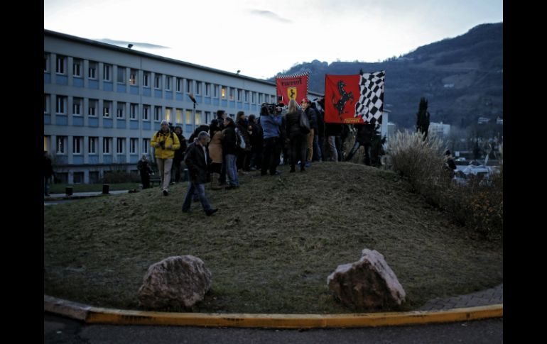 Una multitud de medios de comunicación hace guardia en espera de noticias. AP /