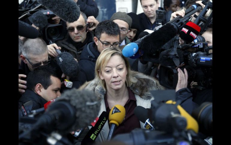 Sabine Khem responde a las prguntas de los periodistas afuera del Hospital Universitario de Grenoble. EFE /