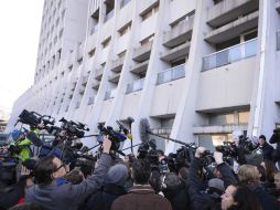 Los medios de comunicación se han dado cita en Francia para ver el estado de salud de Michael Schumacher. EFE /