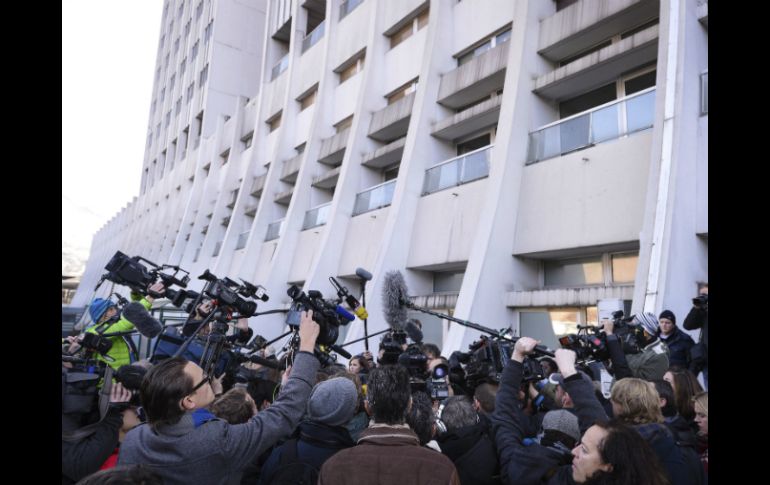 Los medios de comunicación se han dado cita en Francia para ver el estado de salud de Michael Schumacher. EFE /