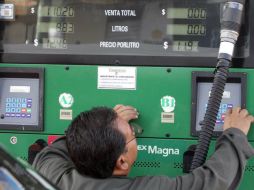 Se aplicará un incremento mensual de nueve centavos para la gasolina Magna; para la Premium y el diesel, se mantienen en 11 centavos. ARCHIVO /