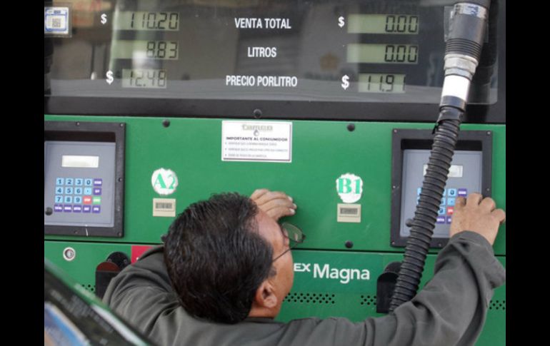Se aplicará un incremento mensual de nueve centavos para la gasolina Magna; para la Premium y el diesel, se mantienen en 11 centavos. ARCHIVO /