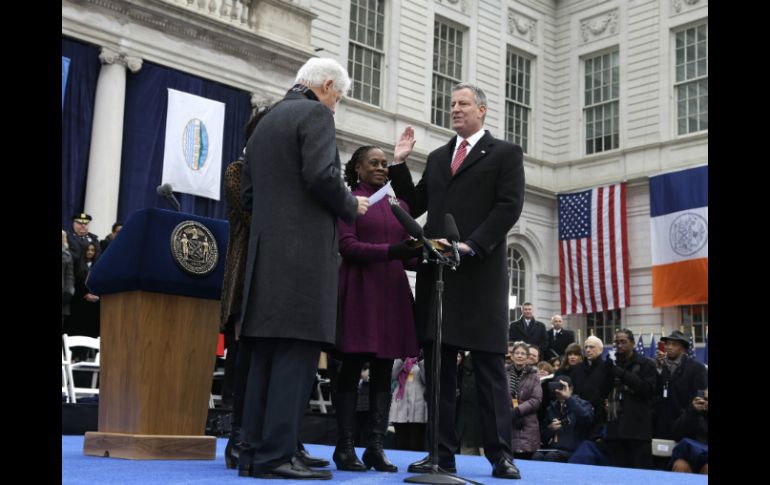 El demócrata Bill de Blasio presta juramento como nuevo alcalde de Nueva York, ante el ex presidente estadounidense Bill Clinton (i). AP /