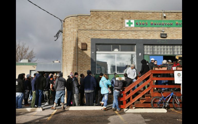 La población celebra la nueva regulación que les permitirá hacerse de esta planta. EFE /