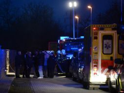 Policías investigadores y bomberos permanecen a las afueras de la residencia del fallecido embajador Jamal Al Jamal. AP /