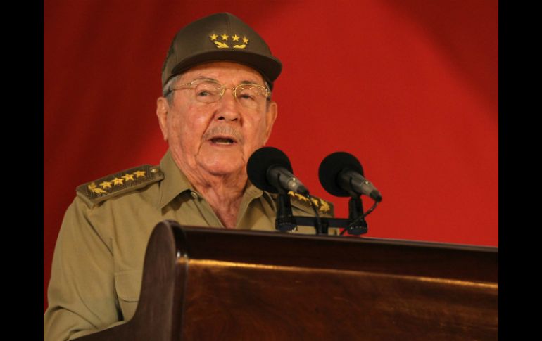 Raúl Castro pronuncia un discurso en la conmemoración del 55 aniversario del triunfo de la revolución cubana. AFP /